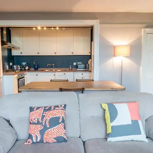 Queen St: Superb Penthouse Flat W/roof Terrace Apartment